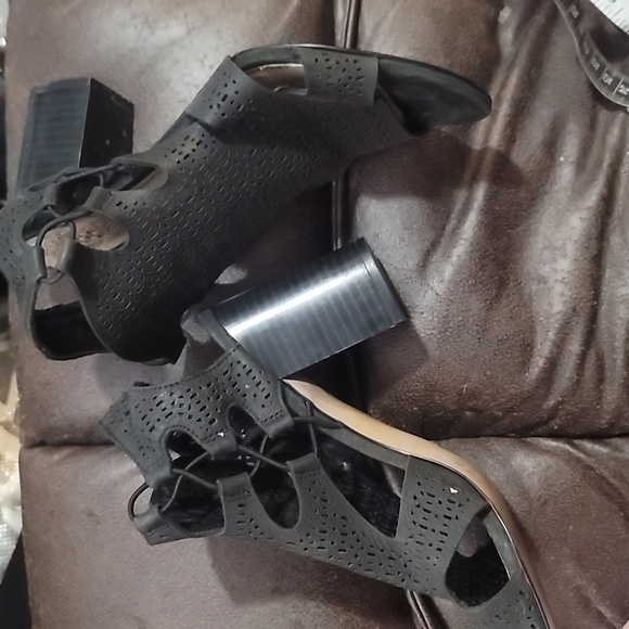 VINCE CAMUTO corbina black block heel sandals cutout open  toe sz 8 - Picture 3 of 6